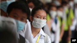 សិស្សានុសិស្សកំពុងតម្រង់ជួរលាងដៃ ដើម្បីការពារការឆ្លងមេរោគកូរ៉ូណាថ្មី មុននឹងពួកគេចូលថ្នាក់រៀននាព្រឹក នៅវិទ្យាល័យមួយកន្លែង ក្នុងរាជធានីភ្នំពេញ ថ្ងៃទី២៨ ខែមករា ឆ្នាំ២០២០។