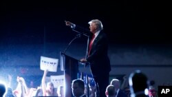 共和党总统候选人川普在佛州德通纳海滩的一个市民会议上发表讲话（2016年8月3日）
