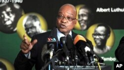 Presiden Afrika Selatan Jacob Zuma, memberikan keterangan kepada para wartawan di Johannesburg, (Foto: dok). Presiden Zuma membatalkan rencana lawatannya ke Mozambik, di saat mantan Presiden Nelson Mandela dalam kondisi kritis di rumah sakit Pretoria, Kamis (27/6).