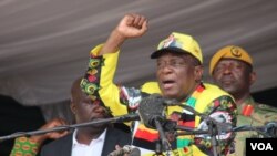លោក​ប្រធានាធិបតី Emmerson Mnangagwa ថ្លែង​សុន្ទរកថា​ទៅ​កាន់​អ្នក​គាំទ្រ​នៅ​ក្នុង​ស្រុក Zvimba កាលពី​ថ្ងៃទី២៤ ខែវិច្ឆិកា ឆ្នាំ២០១៨។