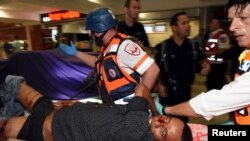 Seorang korban yang terluka saat aksi penembakan berlangsung di di stasiun bis pusat di kota Beersheba (18/10), mendapatkan perawatan medis (Foto: dok).