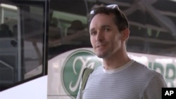 Wartawan Australian Broadcasting Corp. (ABC) berbicara kepada sejumlah wartawan setibanya di Bandara Sydney, Selasa, 8 September 2020. 