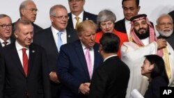 Presiden AS Donald Trump berbicara dengan Presiden China Xi Jinping dalam pembukaan KTT G20 di Osaka Jepang, Jumat (28/6). 