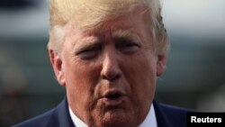 លោក​ប្រធានាធិបតី ដូណាល់ ត្រាំ ថ្លែង​ទៅ​កាន់​អ្នក​សារព័ត៌មាន មុន​ត្រឡប់​ទៅ​រដ្ឋធានី​វ៉ាស៊ីនតោន​វិញ ពី​ព្រលាន​យន្តហោះ Morristown Municipal Airport ក្នុង​ក្រុងMorristow រដ្ឋ New Jersey កាលពី​ថ្ងៃទី១៨ ខែសីហា ឆ្នាំ២០១៩។