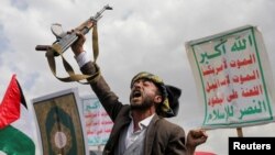 Protesters, largely Houthi supporters, rally to show solidarity with Palestinians in the Gaza Strip, in Sanaa, Yemen, May 24, 2024. Houthi leaders postponed the announced release of 100 Yemeni military prisoners on May 25.