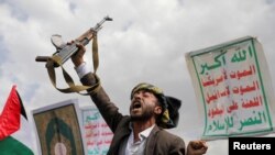 Para pendukung Houthi menggelar aksi solidaritas dengan warga Palestina di Gaza, di Sanaa, Yaman, pada 24 Mei 2024. (Foto: Reuters/Khaled Abdullah)