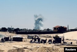 ภาพควันที่พุ่งขึ้นมาจากกลางเมืองราฟาห์ ทางใต้ของฉนวนกาซ่า หลังการโจมตีโดยกองทัพอิสราเอล เมื่อ 3 มิ.ย. 2567 (REUTERS)