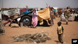 지난 9일 수단 다르푸르 남부 니얄라 마을에 폭력사태를 피해온 주민들이 머물고 있다.