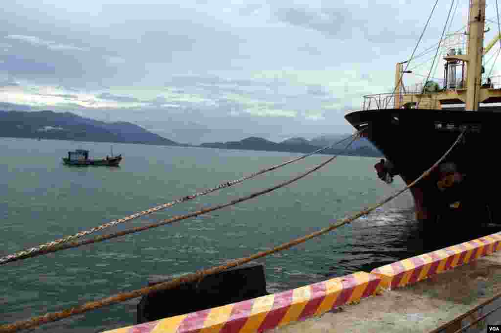 A fishing boat from Vietnam cruises past Cam Ranh Port. (D. Schearf/VOA)