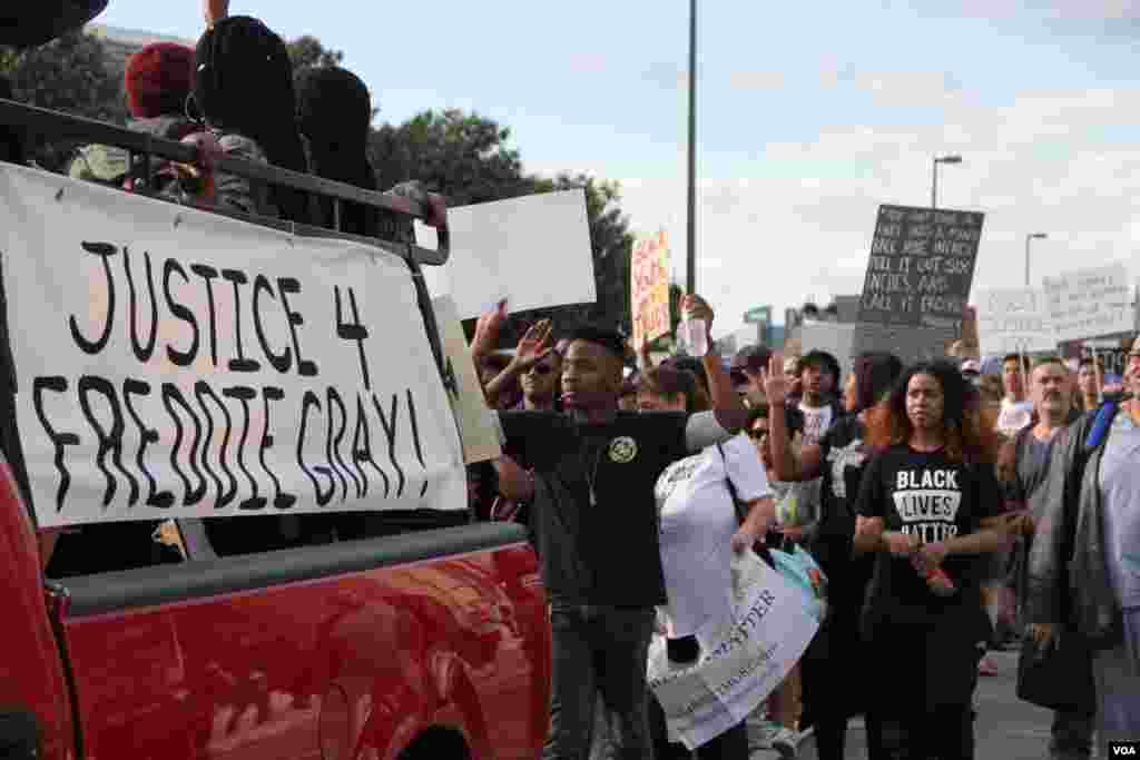 Students at a massive march from Baltimore’s Penn Station to City Hall. April 30, 2015. (Victoria Macchi/VOA News)