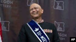 ທ້​າວ ເຊັງ "ຊາ​ລີ" ແຊ້​ພານ ຫົວ​ໃນ​ລະ​ຫວ່າງກອງ​ປະ​ຊຸມ​ຖະ​ແຫຼງ​ຂ່າວ ຫຼັງ​ຈາກ​ຖືກ​ເປີດ​ເຜີຍ​ວ່າ​ລາ​ວ​ເປັນ​ຜູ້​ຖືກ​ລາງວັນ​ໃຫຍ່​ຂອງ​ຫວຍ Powerball ມູນ​ຄ່າ 1.3 ຕື້​ໂດ​ລາ, ເມືອງ ຊາ​ເລັມ, ລັດ ອໍ​ເຣ​ກອນ, 29 ເມ​ສາ 2024.