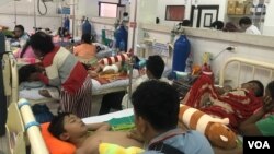 កុមារ​ជាច្រើន​នាក់​ដែល​មាន​ជំងឺ​គ្រុនឈាម កំពុង​សម្រាក​ទទួល​ការ​ព្យាបាល​នៅមន្ទីរពេទ្យគន្ធបុប្ជាភ្នំពេញ។ (ធីតា វីន/VOA)