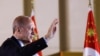 Presiden Turki Tayyip Erdogan melambaikan tangan ke arah para pendukungnya di Istana Kepresidenan, Ankara, Turki, setelah memenangi putaran kedua pemilihan presiden, Minggu, 28 Mei 2023. (Foto: Umit Bektas/Reuters)
