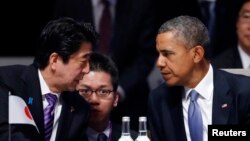 지난달 24일 네덜란드 헤이그에서 열린 제3차 핵안보정상회의에서 바락 오바마 미국 대통령(오른쪽)과 아베 신조 일본 총리가 대화하고 있다.