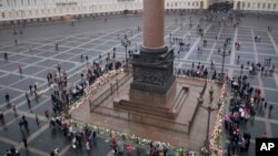 មនុស្ស​ជាច្រើន​ដាក់​កម្រង​ផ្កាដល់​អ្នក​ស្លាប់​ពី​ការ​ធ្លាក់​យន្តហោះ​ ​នៅ​សសរ Alexander Column នៃ​ទីលាន Dvortsovaya ក្នុង​ទីក្រុង​ St. Petersburg ប្រទេស​រុស្ស៊ី​ កាល​ពីថ្ងៃទី៤ ខែវិច្ឆកា ឆ្នាំ២០១៥។ 