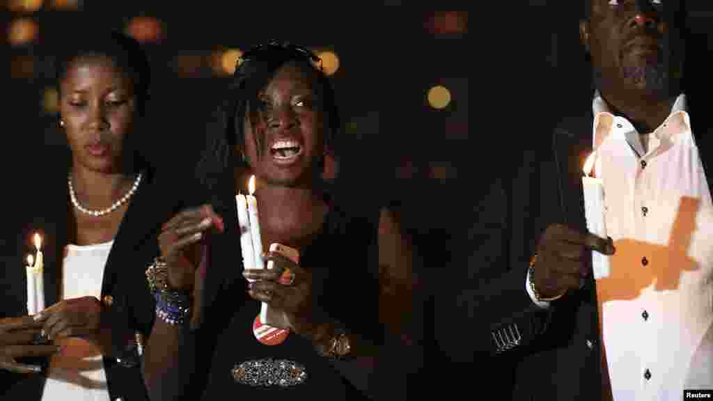 Mata sun halarci wurin adua’ar karamta Ameyo Adadevoh, da sauran wadanda suka kamu da cutar Ebola a Abuja, 26, ga Agusta 2014.