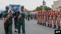 İranın Şərqi Azərbaycan vilayətinin mərkəzi Təbrizdə prezident İbrahim Rəisinin tabutunu daşıyan fəxri qarovul