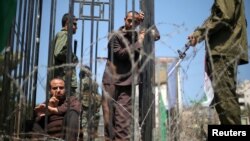 Men play the role of jailed Palestinians and Israeli soldiers during a rally in support of Palestinian prisoners on hunger strike in Israeli jails, in Gaza City April 17, 2017.