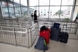 FILE - A customs officer wearing a protective mask, amid the coronavirus outbreak, walks past an empty border gate with China's Dong Xing town, in Quang Ninh province, Vietnam, Aug 14, 2020. (Reuters)