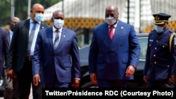 Président Félix Tshisekedi ya RDC (2e D) ayambi mokakani wa ye Botswana Dr. Mokgwetsi Eric Keabetswe Masisi na etando ya Palais de la nation, Kinshasa, RDC, 15 mars 2021. (Twitter/Présidence RDC)