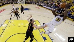 31일 미국 캘리포니아주 오클랜드에서 열린 NBA 챔피언 결승전 1차전 골든 스테이트 워리어스와 클리블랜드 캐벌리어스 홈 경기에서 워리어스의 드레이먼드 그린이 캐벌리어스의 케빈 러브를 제치고 슛을 넣고 있다. 