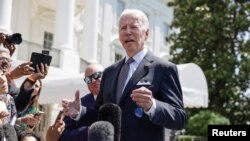 Presiden AS Joe Biden berbicara dengan awak media sesaat sebelum meninggalkan Gedung Putih untuk berangkat menuju Delaware, pada 17 Juni 2022. (Foto: Reuters/Evelyn Hockstein)