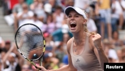 Caroline Wozniacki dari Denmark setelah mengalahkan Maria Sharapova asal Rusia pada hari ketujuh AS Terbuka (31/8). 