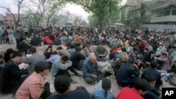 资料照片:法轮功修炼者在中南海前静坐示威。(1999年4月25日)