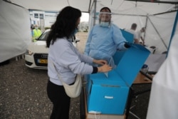 23일 이스라엘 하이파에서 신종 코로나바이러스 격리 중인 주민들을 위해 드라이브인 투표소가 설치됐다.