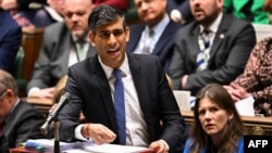 Perdana Menteri Inggris Rishi Sunak mendapat tekanan untuk menghentikan penjualan senjata ke Israel pascaserangan yang menewaskan 7 pekerja bantuan "World Central Kitchen" di Gaza. 