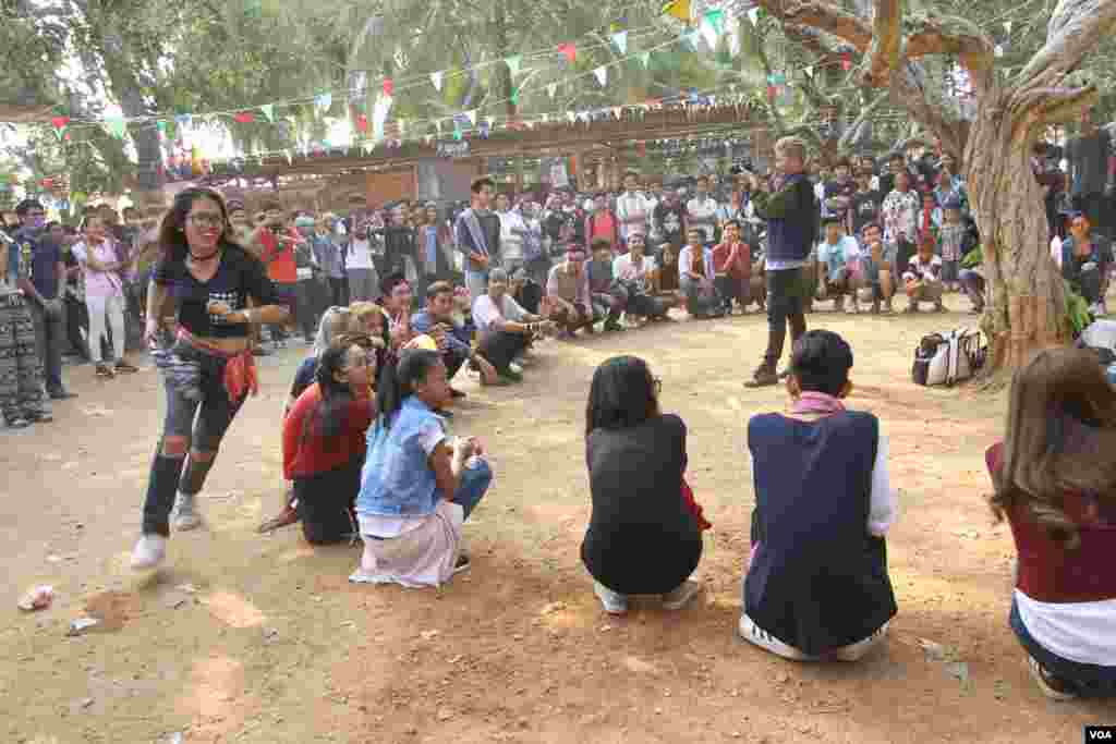 យុវតី​មួយ​រូប​ប្រឹង​រត់ អំឡុង​ពេល​លេង​ល្បែង​លាក់​កន្សែង​ ក្នុង​ពិធី​មួយ​ដើម្បី​ប្រារព្ធ​ចូលឆ្នាំ​ខ្មែរ​នៅ​វត្ត​ជ្រោយ​អំពិល​ខ័ណ្ឌ​ច្បារអំពៅ​រាជធានី​ភ្នំពេញ​កាលពី​ថ្ងៃសៅរ៍​ទី០៩​ខែមេសា​នេះ។ ប្រជាជន​ខ្មែរប្រារព្ធ​ពិធី​បុណ្យ​ចូលឆ្នាំ​ខ្មែរ​ចាប់ពី​ថ្ងៃទី ១៣​ដល់ទី១៦​ខែមេសា​ឆ្នាំ២០១៦​នេះ នៃ​ឆ្នាំ​វក សត្វ​ស្វា។ (ឡេង ឡែន/VOA)