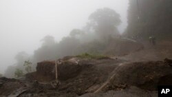 Hujan akibat badai Nate melanda Alajuelita, Costa Rica, Kamis (5/10). 