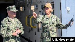 항공모함 에이브러햄 링컨함 함장을 맡은 에이미 바우언슈미트(오른쪽) 미 해군 대령. (자료사진)