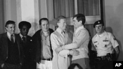 سەرۆک کارتەر لەگەڵ یەکێک لە بەرمتەکانی کە لە ئێران گیرابوو پاش گەرانەوەی بۆ ئەمەریکا،21ی یەکی 1981