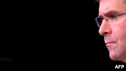 마크 에스퍼 미 국방장관은 흑인 '조지 플로이드' 사망으로 촉발된 전국 시위를 진압하기 위해 연방 군대를 동원할 수 있는 '내란법'(Insurrection Act) 발동을 지지하지 않는다고 3일 기자회견에서 밝혔다.