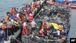 Tim SAR mencari korban yang selamat dalam kebakaran kapal feri di Jakarta (1/1)