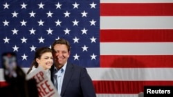 佛罗里达州长德桑蒂斯与夫人在选举前参加造势集会。(2022年11月8日)