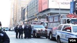 执法人员继续在纽约爆炸现场附近调查