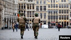 Tentara Belgia berpatroli di Grand Place of Brussels menyusul serangan Selasa di Brussels, Belgia (24/3). (Reuters/Charles Platiau)