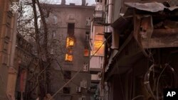 На оваа фотографија обезбедена од Украинските служби за итни случаи на 1 јануари 2025 година, се гледа станбена зграда оштетена од напад на руско беспилотно летало во центарот на градот Киев, Украина