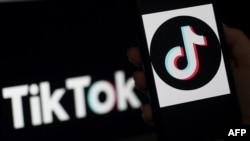 照片插图：一个苹果手机屏幕上显示的社交媒体应用程序TikTok。