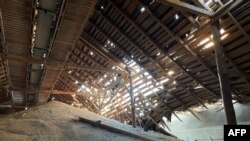 우크라이나 남부 오데사 지역 곡물 창고가 러시아 무인항공기(드론) 공습으로 파손돼있다. 우크라이나 방위군이 13일 공개한 사진. 