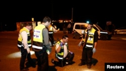 Polisi Israel memeriksa lokasi saat seorang pemuda Palestina menikam tiga warga Israel di Tepi Barat, Senin (10/11).