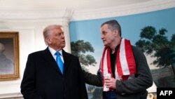 Президент США Дональд Трамп приветствует бывшего заключенного Марка Фогеля в Белом доме. Вашингтон, 11 февраля 2025 г.