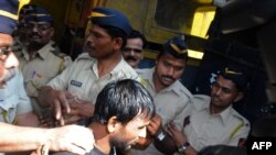 Salah seorang pelaku perkosaan beramai-ramai, Siraj Rehmat Khan (tengah) dikawal polisi menuju pengadilan di Mumbai (4/4).