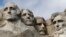 Chân dung 4 tổng thống được khắc trên rặng Mount Rushmore. Từ trái: George Washington, Thomas Jefferson, Theodore Roosevelt và Abraham Lincoln.