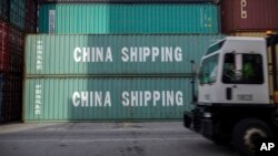 Kontejneri sa robom iz Kine u luci u Savani, Džordžiji