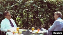 جیمی کارتەر لەگەڵ هێنری کسنجەر ڕاوێژکاری ئاسایشی نیشتمانی سەرۆک نیکسن، 15ی هەشتی ساڵی 1977