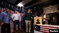 Jeff Stevens (C) le premier à voter dans les primaires américaines de 2016, Dixville Notch, New Hampshire, le 9 février 2016. (REUTERS/Mike Segar)