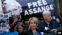 Kristinn Hrafnsson, editor of WikiLeaks, right, and barrister Jennifer Robinson speak to the media outside Westminster magistrates court where WikiLeaks founder Julian Assange was appearing in London, April 11, 2019. 